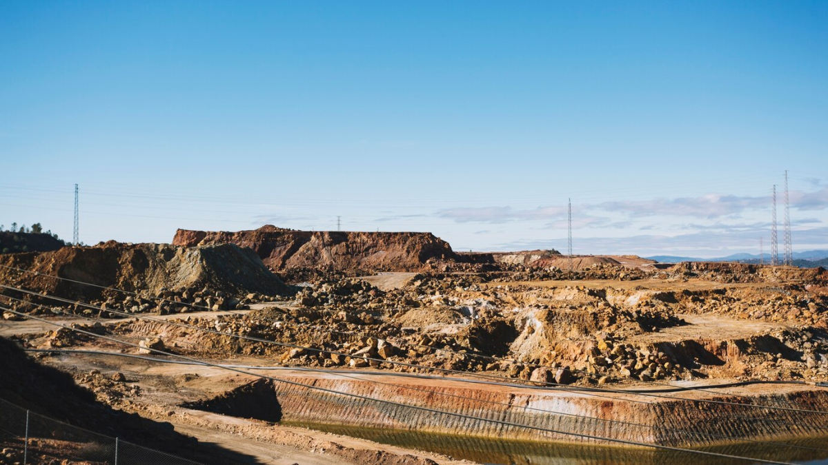 Estruturas de mineração antigas e desmoronadas em um ambiente montanhoso e arborizado.