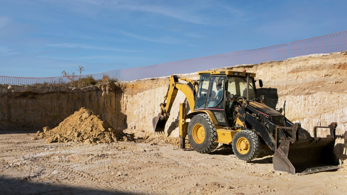 Escavadeira em um canteiro de obras de mineração a céu aberto.