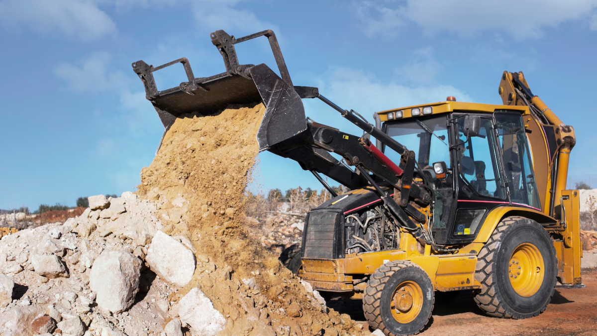 Escavadeira despejando terra em um canteiro de mineração